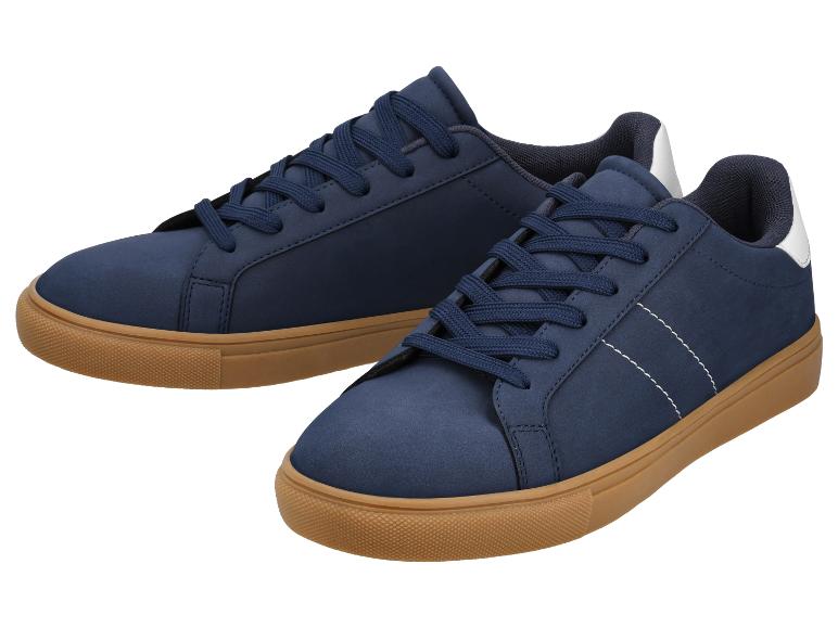 Paar marineblauwe sneakers met bruine zolen en witte accenten