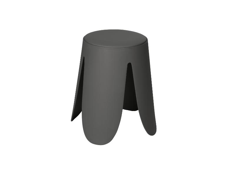Een donkergrijze plastic kruk.