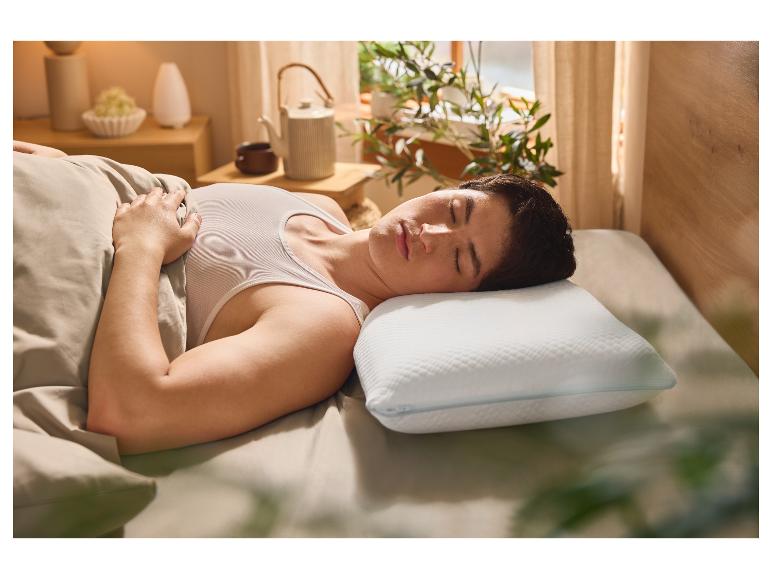 Een man slaapt rustig op een memory foam kussen.