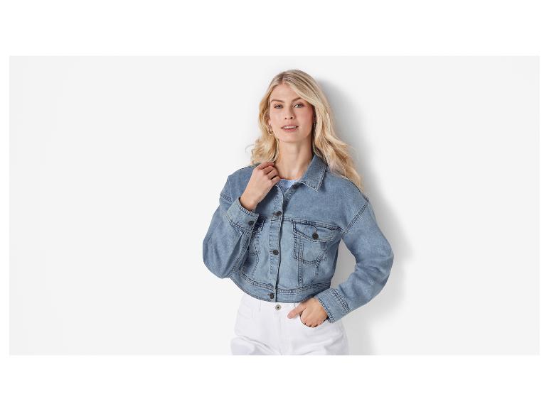 Een vrouw draagt een lichtblauw denim jack