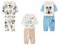 Drie sets babykleding: Mickey Mouse, Minnie Mouse, Donald Duck, Katrien Duck en Winnie de Poeh.