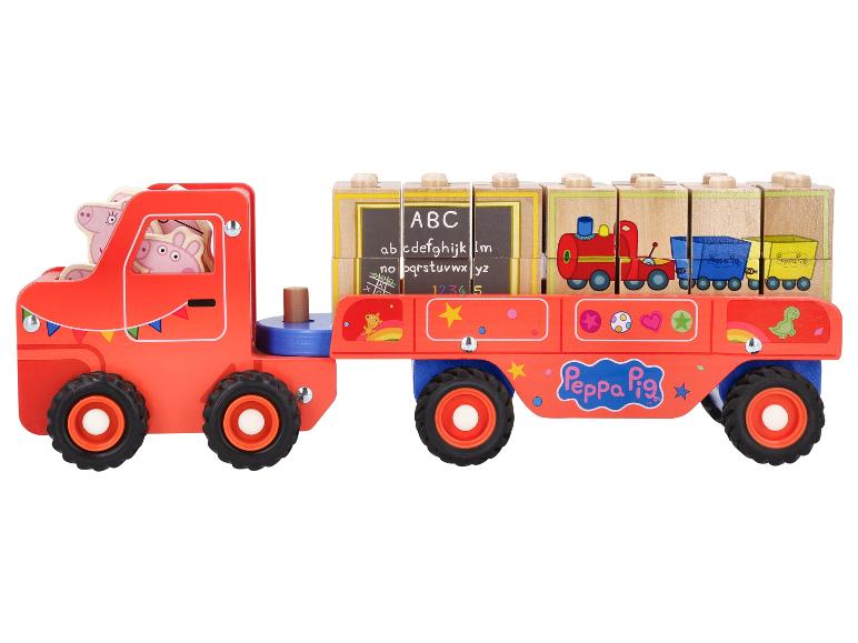 Een rode Peppa Pig speelgoedtruck met houten blokken met letters en afbeeldingen.