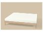 Licht houten bedframe met een wit matras op een beige achtergrond.