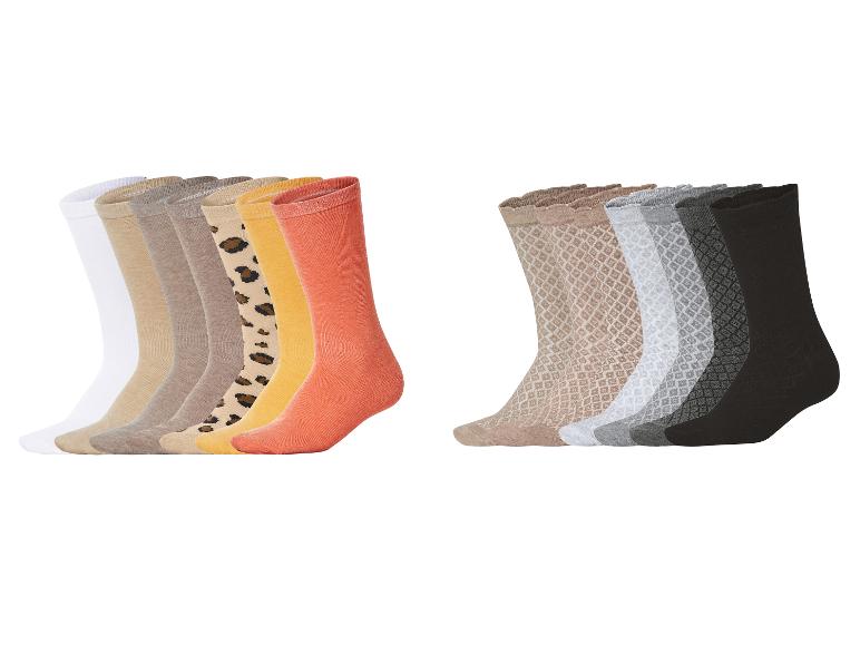 Twee sets damessokken: één met effen kleuren en luipaardprint, de andere met ruitpatronen.