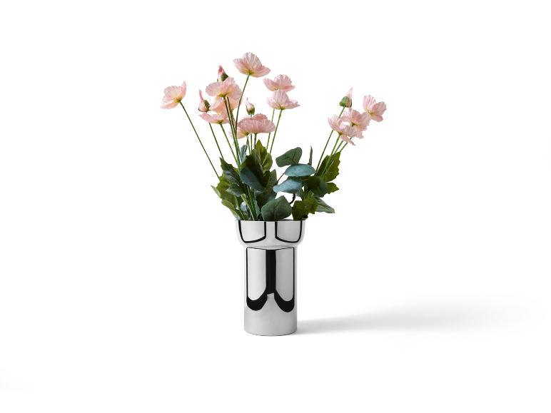 Zwart-witte vaas met roze bloemen en groene bladeren