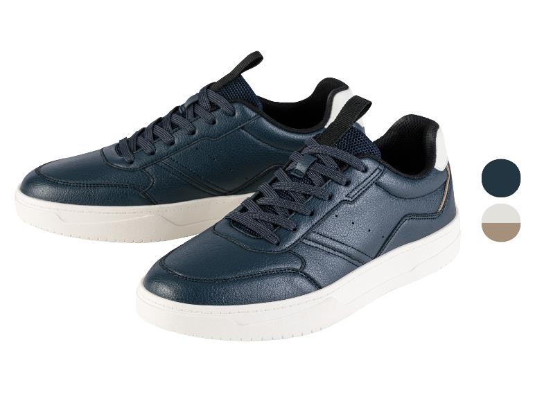 Twee paar blauwe sneakers met witte zolen