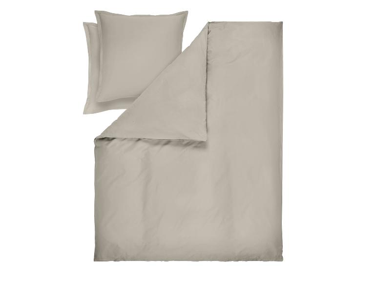 Beige beddengoedset met een dekbedovertrek en twee kussenslopen.