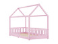 Een roze houten kinderbed met een huisvormig frame