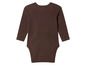 Een bruine baby romper met lange mouwen.