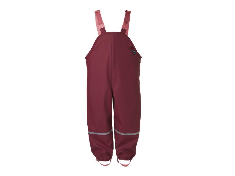 Bordeauxrode kinderregenbroek met roze bretels en reflecterende strepen.