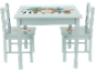 Kindertafel en twee stoelen met bosdierdecoraties.