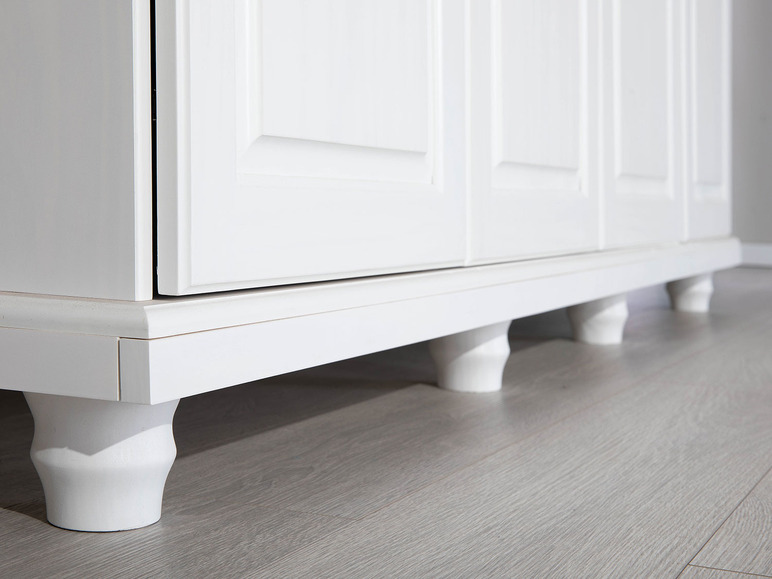 Witte kast met drie deuren op poten