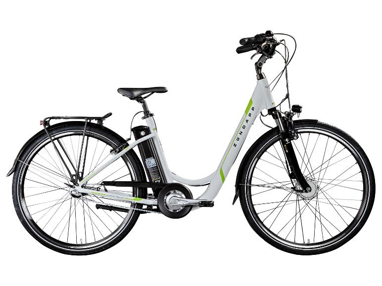 Een witte Zündapp elektrische fiets met groene accenten en bagagedrager.