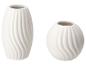 Twee witte, geribbelde vazen in verschillende maten en vormen