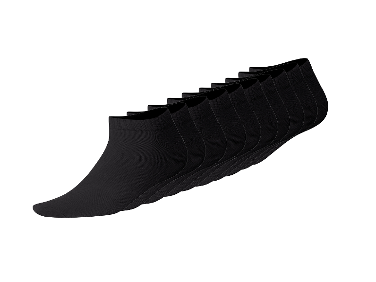 Acht paar zwarte enkelsokken, op elkaar gestapeld.