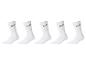 Vijf paar witte Puma sokken met zwart logo, op een rij geplaatst