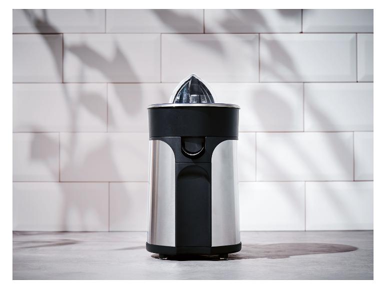 Elektrische citruspers van roestvrij staal op een aanrecht