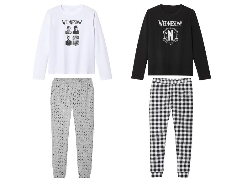 Twee sets pyjama's met lange mouwen, een met een 'Wednesday'-print en de andere met een logo.