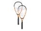 Twee oranje en zwarte squashrackets met witte snaren op een witte achtergrond.