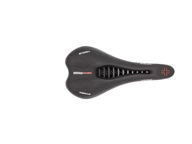 Zwart fietszadel met oranje details en een ergonomisch ontwerp.