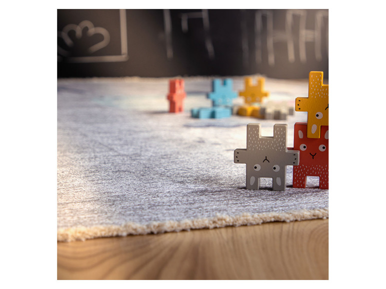 Houten speelgoeddieren op een vloerkleed