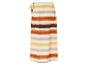 Een gestreepte rok met een tie-dye print in oranje, bruin en beige tinten.