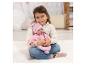 Meisje met babypop in roze outfit, zittend op een wit vloerkleed.