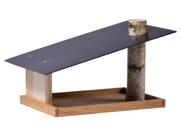 Een houten vogelvoederhuis met een dak van zwart plaatmateriaal.