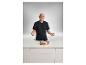 Andre Agassi presenteert de SILVERCREST® premium koperen hapjespan op een wit aanrecht.