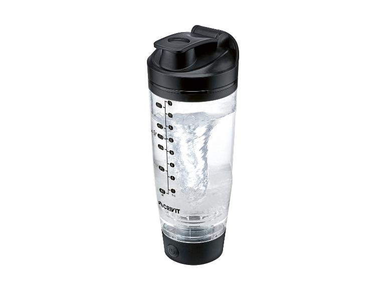 Transparante shaker met zwarte dop en basis, gevuld met water dat wervelt.