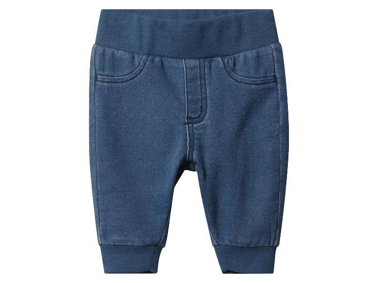 Blauwe denim babyjoggers met elastische tailleband en geribbelde boorden.
