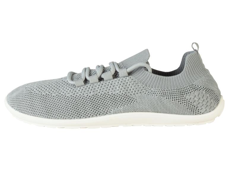 Grijze gebreide sneakers.