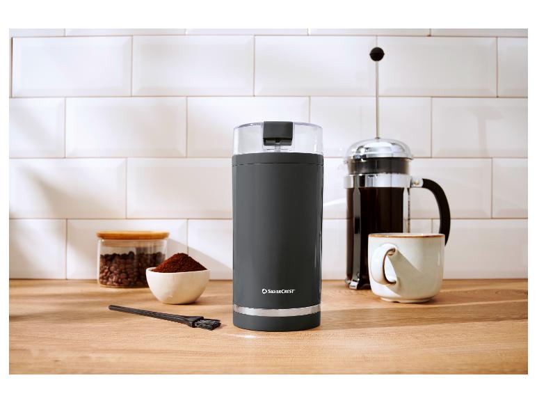 SilverCrest koffiemolen en French press op een houten aanrecht.