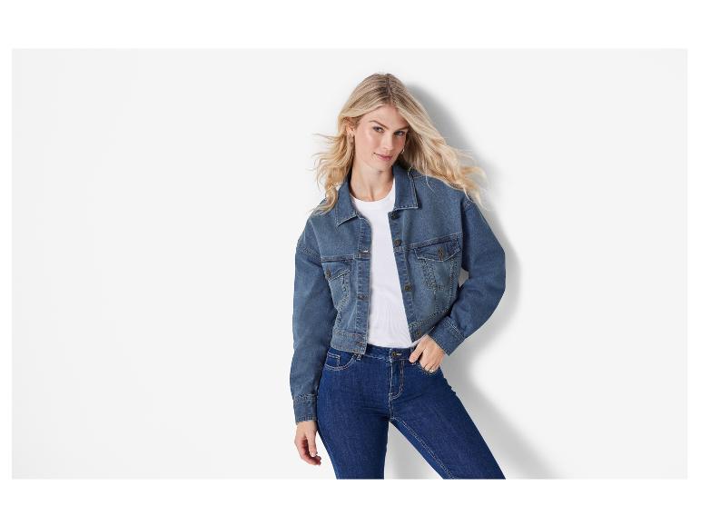 Een vrouw draagt ​​een spijkerjack en -jeans.