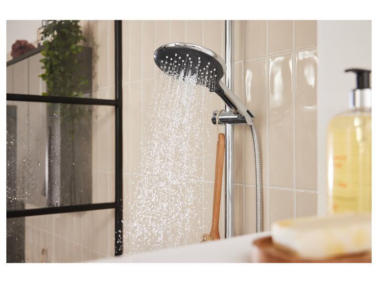 Regendouchekop en moderne badkameraccessoires.