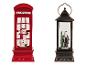 Twee kerstdecoraties: een rode telefooncel met een sneeuwpop en een lantaarn met de Kerstman.