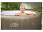 Lachende vrouw genietend van een buitenjacuzzi.