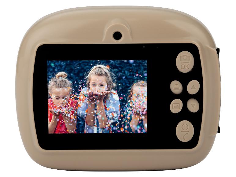 Beige digitale camera met scherm waarop kinderen confetti blazen.