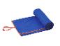 Opgerolde blauwe microvezelhanddoek met oranje rand en lus.