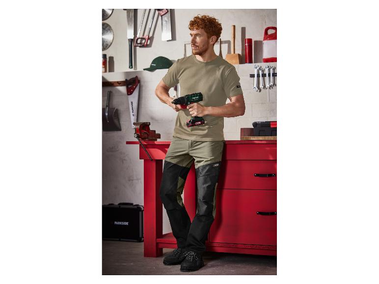 Parkside kleding en gereedschap: man met een draadloze boormachine.