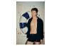 Man zonder shirt in open jasje en boxershorts, met een reddingsboei.