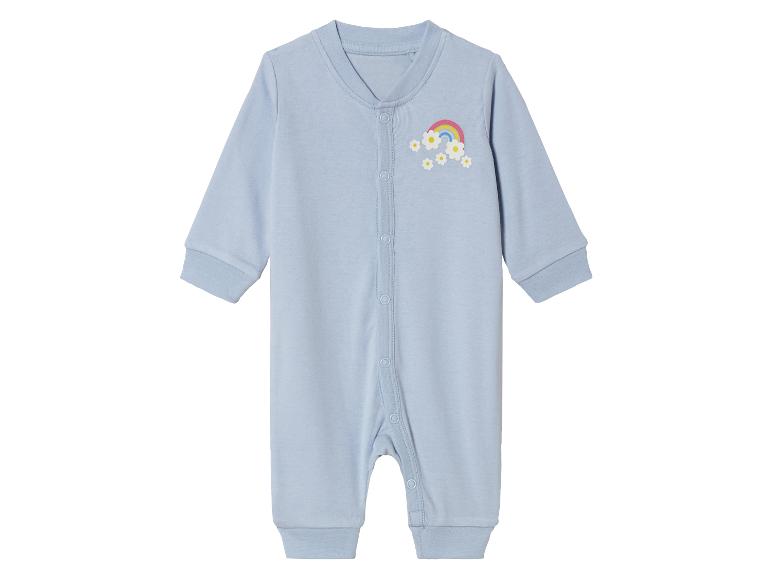Een lichtblauwe romper voor baby's met een regenboog en bloemen print.