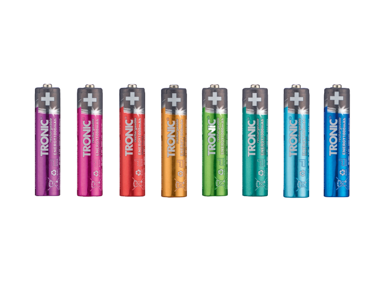 Acht kleurrijke oplaadbare AAA-batterijen, elk 1000mAh, gerangschikt in een rij.
