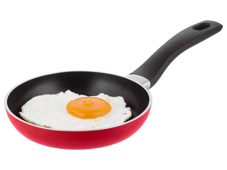 Rode koekenpan met gebakken ei
