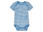 Een gestreept babypakje met korte mouwen.