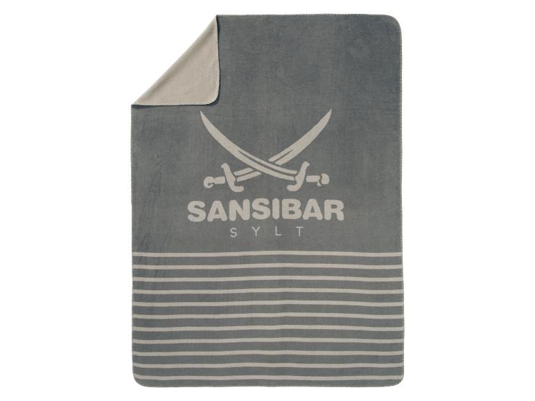 Een grijze wollen deken met strepen en het logo van Sansibar Sylt.