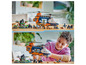 Een kind speelt met een LEGO City Jungle Explorers helikopter en andere jungle accessoires.