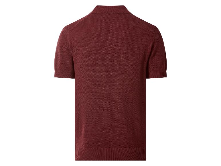 Heren gebreid poloshirt met korte mouwen in bordeauxrood, achteraanzicht.