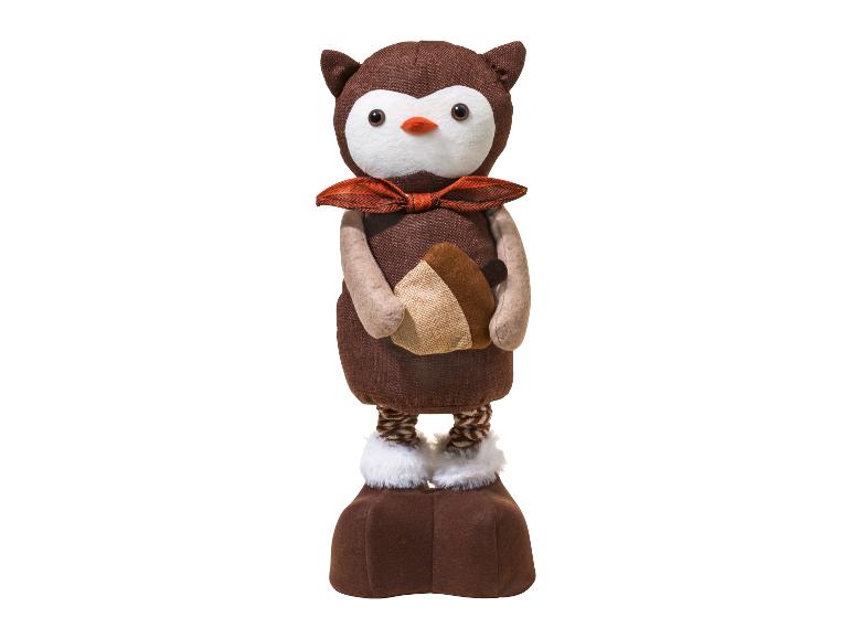 Bruine uilenfiguur met oranje strik en eikel, staand op een witte achtergrond.