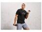 Man in een zwarte T-shirt en grijze shorts met dumbbells in zijn handen